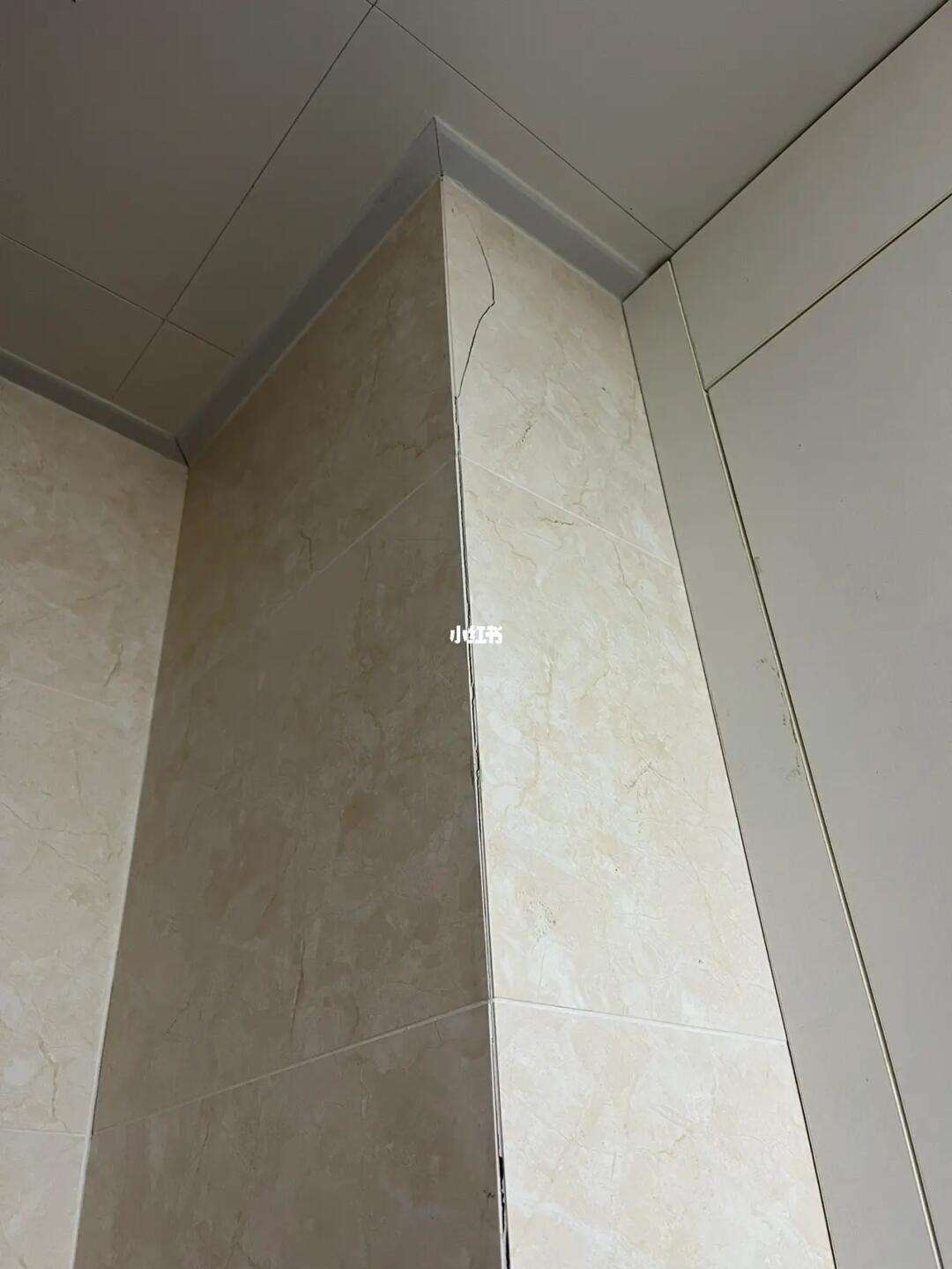 瓷砖打孔裂了,会不会掉下来了(瓷砖打孔会不会裂 看完这些你就明白了)